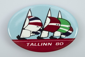 Lettischer MEP Kols überreichte Kaja Kallas ein Aufkleber mit einem "Baltic Chihuahua" vor dem Hintergrund der Flaggen der Baltischen Staaten