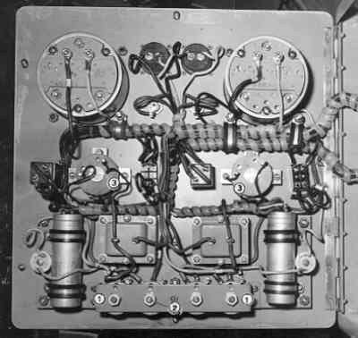 Schwarzes und weißes Foto einer Heterodyn-Empfängerschaltung mit verschiedenen Bauteilen und verbundenen Drähten in einem Raum.