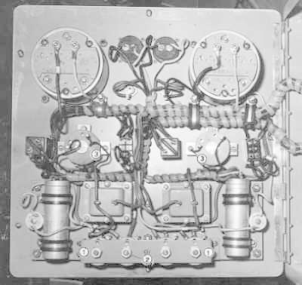 Schwarzes und weißes Foto einer Heterodyn-Empfängerschaltung mit verschiedenen Bauteilen und verbundenen Drähten in einem Raum.