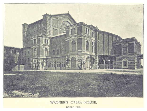 Schwarzes und weißes Foto der Oper von Wagner in Bayreuth mit ein paar Menschen vor dem Gebäude, umgeben von Bäumen und einem klaren Himmel, mit Text unten.