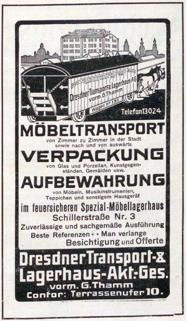 Werbung für einen Zug mit dem Text "Dresdner Transport & Lagerhaus-Akt-Ges" und einem Zugbild sowie Gebäuden im Hintergrund.