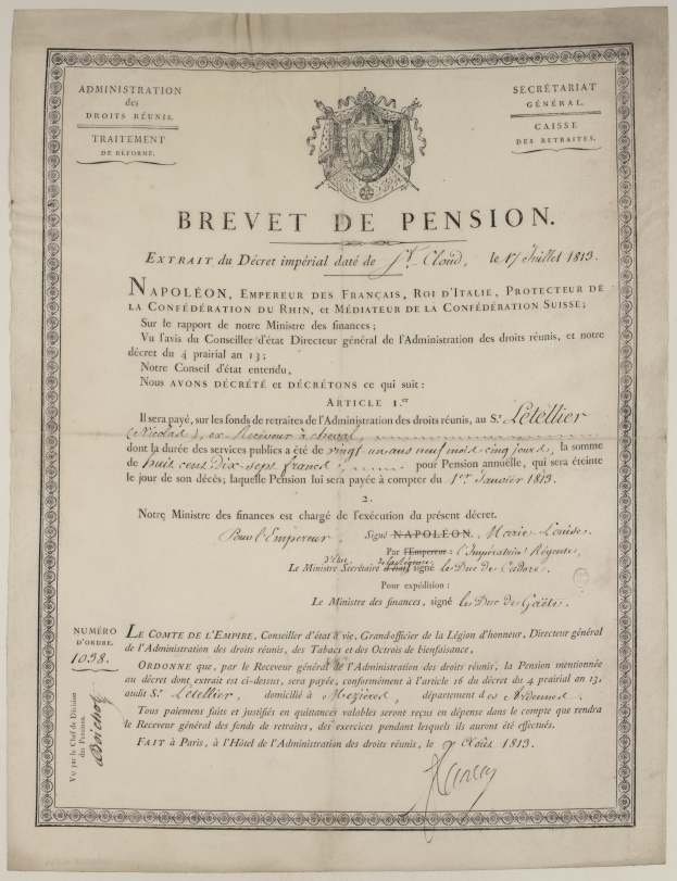 Ein altes Dokument mit einem Schwarz-Weiß-Bild eines Mannes und dem Text 'brevet de pension' sowie einem Logo.