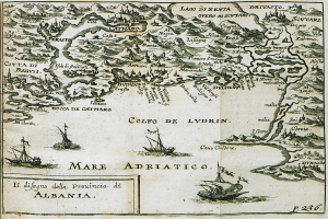 Eine alte Karte des Mittelmeeres mit Booten im Vordergrund und Text, der weitere Informationen bereitstellt.