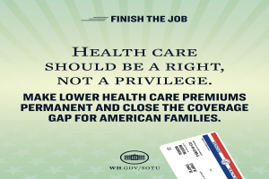 Ein Plakat mit der Aufschrift "Beenden Sie den Job: Gesundheit sollte ein Recht sein, nicht ein Privileg" und einer Karte mit der Aufschrift "Machen Sie niedrigere Gesundheitskosten permanent und schließen Sie die Lücke in der Deckung für amerikanische Familien."