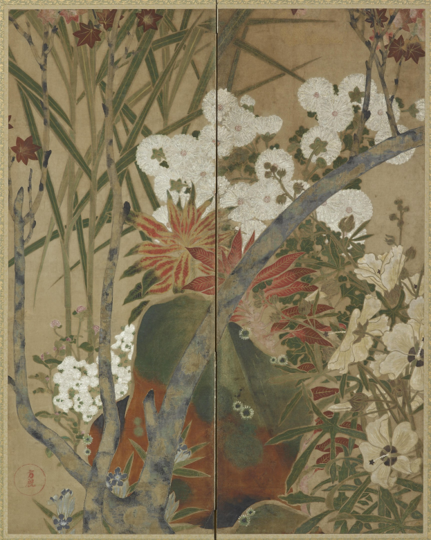Ein japanischer Bildschirm mit einer leuchtenden Blumen- und Pflanzenmalerei in feinster Detailarbeit, vor einer üppigen Landschaft.