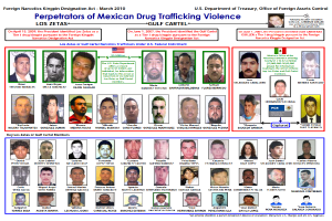 Ein Plakat mit hellblauem Hintergrund, weißer Umrandung und fetter schwarzer Schrift, die 'Verbrecher der mexikanischen Drogenhandelsgewalt' lautet, zeigt ernste aussehende Individuals verschiedener Alters-, Geschlechts- und Ethnien.