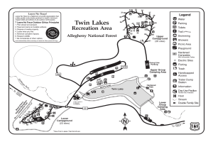 Eine detaillierte Karte des Zwillingsseen-Freizeitgebiets, die Wanderwege, Sehenswürdigkeiten und Texte mit Trail-Namen, Besucherzahl und Distanz anzeigt.