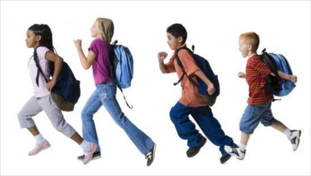 Kinder laufen mit Taschen