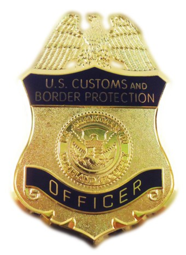 Goldes Abzeichen mit der Aufschrift "U.S. Customs and Border Protection Officer" in der Mitte auf einem wei├čem Hintergrund.