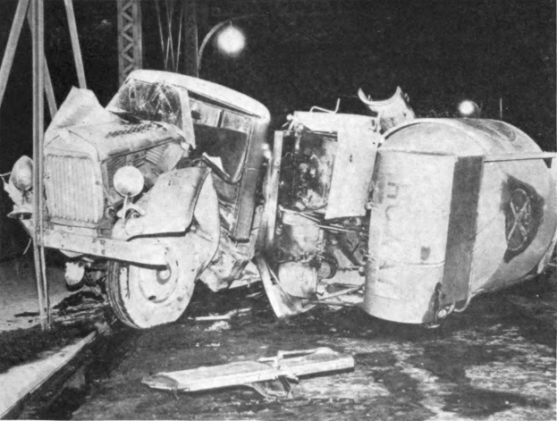 Schwarz-weiß-Foto eines umgestürzten Autos am Straßenrand mit Metallstangen und einem Laternenpfahl im Hintergrund, beschriftet mit '1930er-Autounfall' unten.