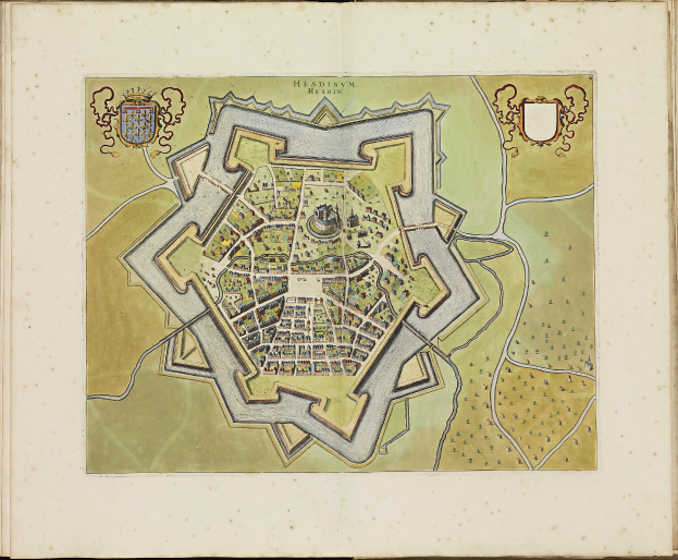 Offenes Buch mit detaillierter Karte von Heidelberg, Deutschland, mit sichtbaren Straßennamen, Gebäuden und Sehenswürdigkeiten sowie begleitendem Text.