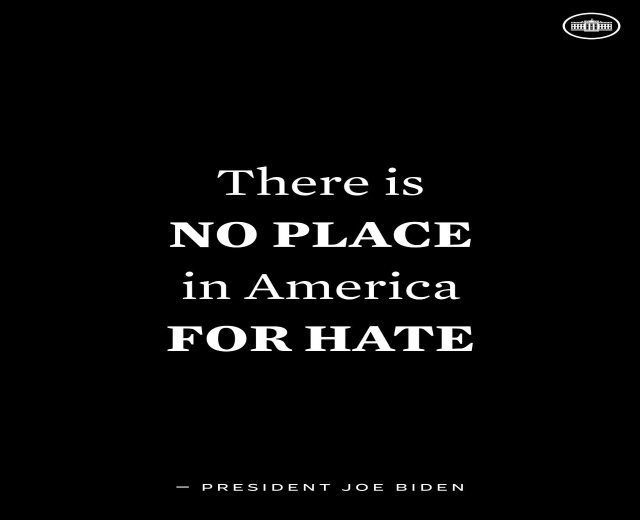 Schwarzer Hintergrund mit fetter weißer Schrift, die "Es gibt keinen Platz für Hass in Amerika" von Präsident Joe Biden liest.