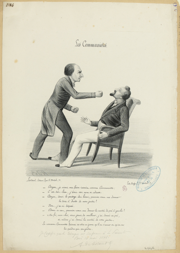 Zwei Männer, einer sitzend und einer stehend, diskutieren auf einem Blatt mit Text, was auf eine formelle Umgebung hinweist.