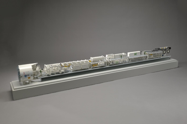 Ein detailliertes Modell eines Wasserstoff-Brennstoffzellensystems mit einem Kraftstofftank, Filter und Injektor, die mit einer Stromquelle auf einer wei%C3%9Fen Oberfl%C3%A4che verbunden sind.