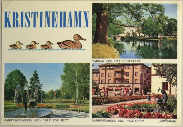 Eine Postkarte zeigt einen Park in Kristinehamn, Schweden, mit Bäumen, Gebäuden, Wasser, Vögeln, Menschen, Bänken, Pflanzen, Blumen und Text.