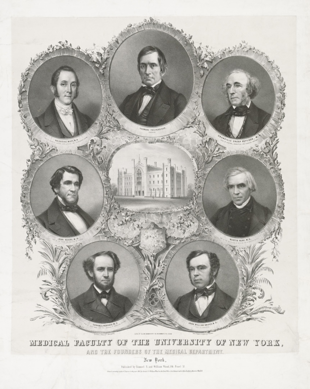 Schwarzes und weißes Foto von formell gekleideten Männern vor einem Gebäude, mit Text am unteren Rand, die sie als die Medizinische Fakultät der Universität New York und Gründer der Medizinischen Abteilung identifizieren.