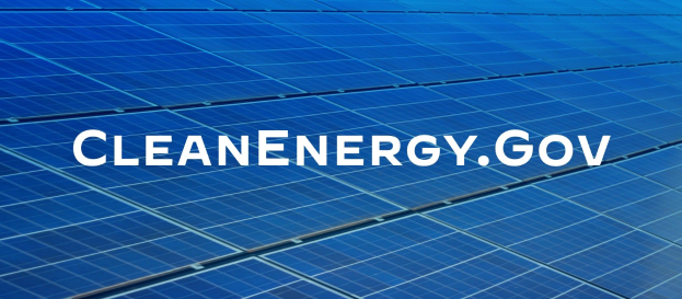 Blauer Solarpanel mit weißer Schrift "Clean Energy Gov" in der Mitte auf einem Gitter ähnlicher Panels, Teil eines sauberen Energieprogramms.