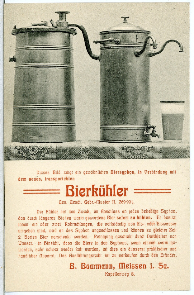 Werbeplakat mit einem Bierkrug, zwei Metallbehältern und einem Glas Bier.