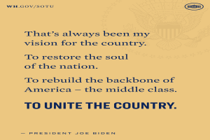 Ein Plakat mit einem Zitat von Präsident Joe Biden über die Wiederherstellung der Seele des Landes, den Wiederaufbau der Mittelschicht und die Einheit des Landes.