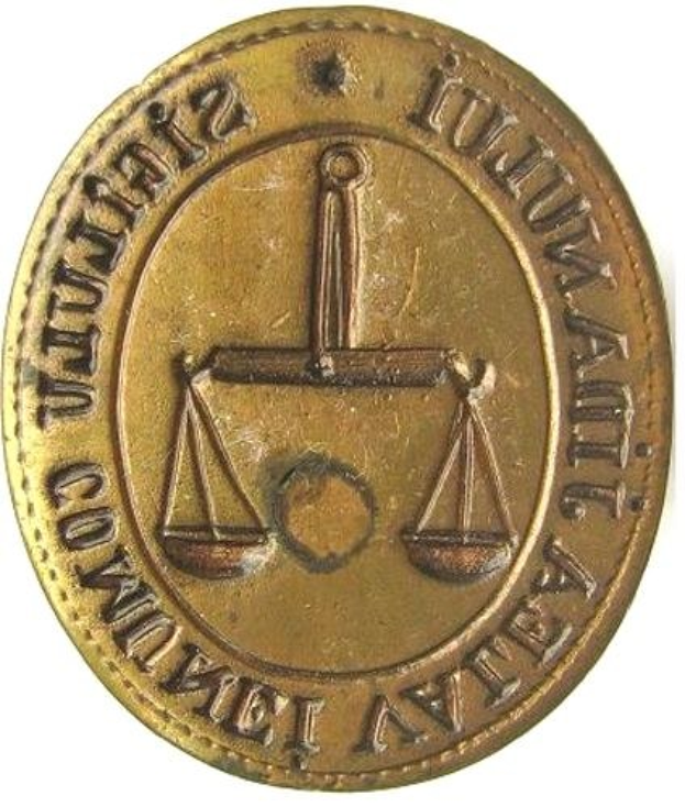 Goldmünze mit Waagschalen-Design und eingravierter Text auf weißem Hintergrund.