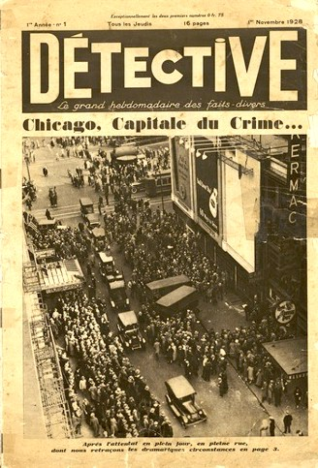 Schwarz-weiß-Fotografie einer alten Zeitung mit der Schlagzeile "Detektiv, Chicago, Hauptstadt des Verbrechens" mit einem Bild einer Menschenmenge, Fahrzeuge und Gebäude.