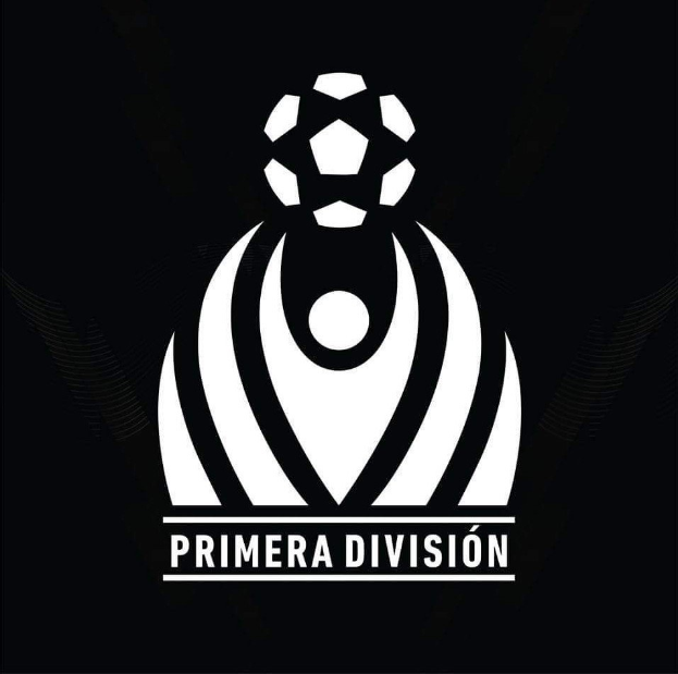 Schwarze und weiße Primera Division-Logo mit einem Fußball in einem weißen Kreis auf schwarzem Hintergrund, mit "Primera Division" in fetter weißer Schrift darüber.