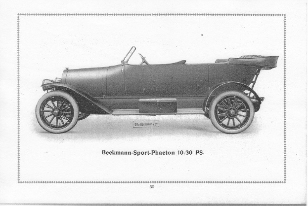 Schwarzes und weißes Vintage-Auto mit der Aufschrift "Beckmann-Sport Phaeton 10/30 PS" mit schlankem, aerodynamischem Design, großem runden Scheinwerfer, gewölbter Dachlinie, getönten Fenstern und glänzendem Finish.