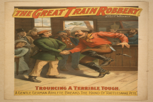 Ein Plakat, das eine Gruppe von Menschen auf einem Boden zeigt, einer hölt eine Waffe, mit Text oben und unten 'Der große Zugraub - Trouching ein Schreckliches Tough'.