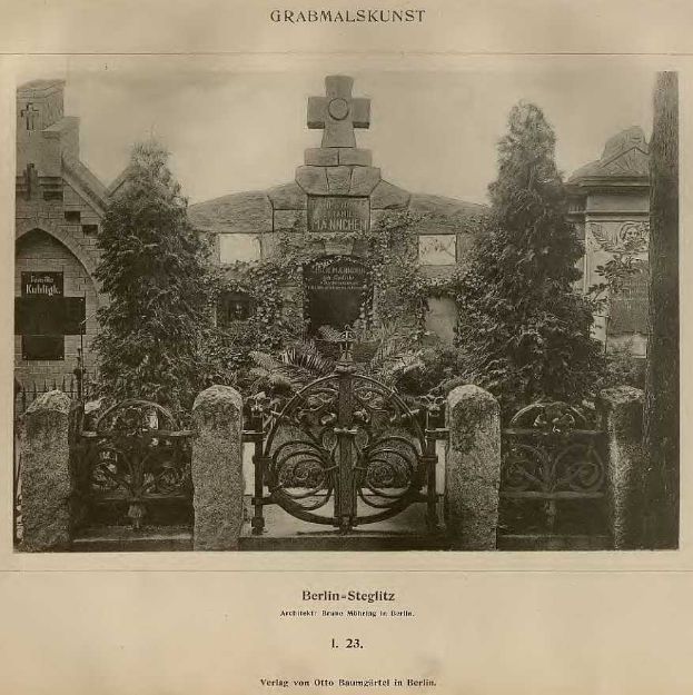 Altes Schwarz-Weiß-Foto eines Friedhofs in Berlin mit einem Tor, einer Wand, Bäumen und einem Gebäude im Hintergrund, das den Text "Grammalskunst, Berlin-Steglitz, Architekt, Bruue Morning in Berlin" am unteren Rand zeigt.