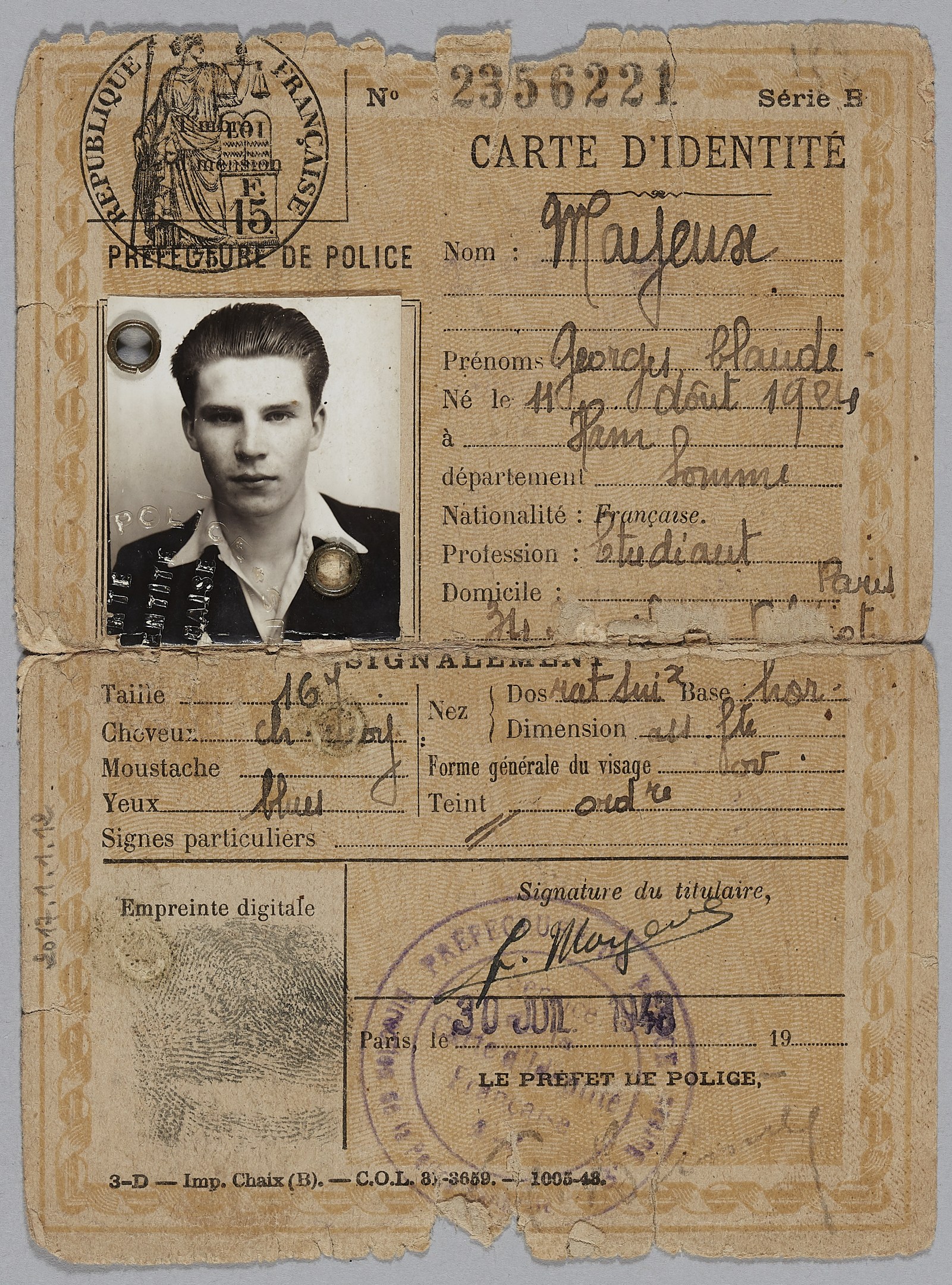 Alter Pass mit einem Mannsbild, Text und einem Stempel, der darauf hindeutet, dass es sich um eine gefälschte ID handeln könnte.