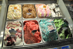 Tabletts mit verschiedenen Eissorten, jeweils mit einem beschrifteten Namensschild.