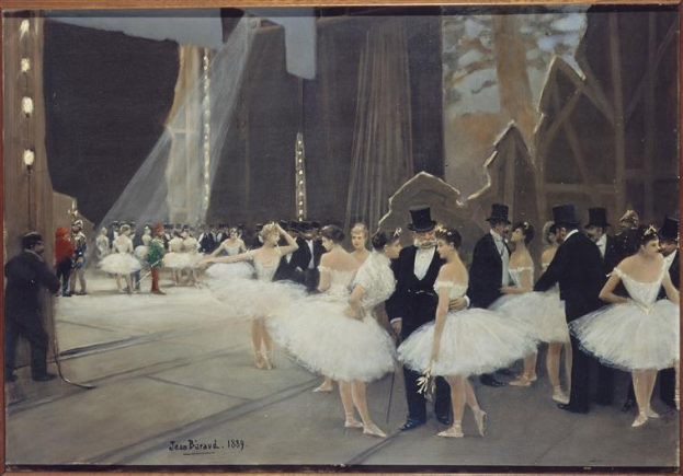 Gemälde mit dem Titel "Tanz an der Oper" von Jean Beraud, 1889, das eine Gruppe von Tänzern in weißen Tutus und Hüten auf einer Bühne zeigt.