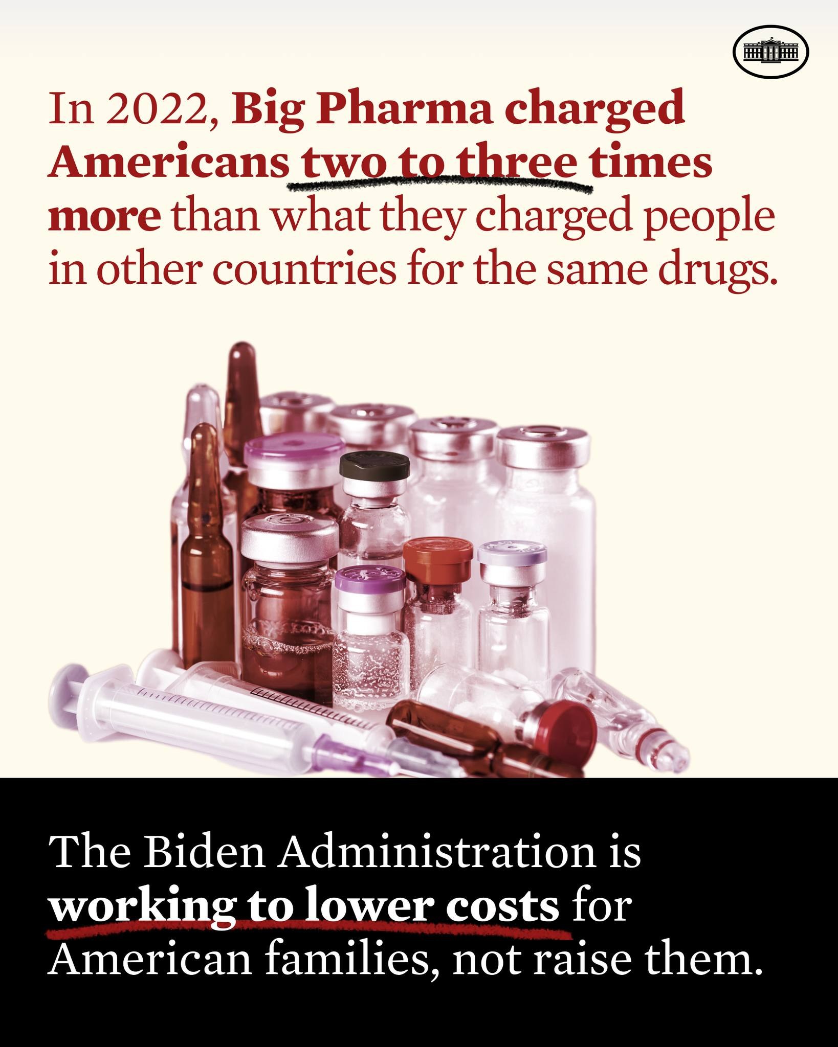 Ein Plakat, auf dem steht, dass Big Pharma 2022 Amerikaner zwei bis drei Mal so viel für dieselben Medikamente berechnet hat wie in anderen Ländern, mit Bildern von Medikamentenflaschen und einer Spritze darunter.