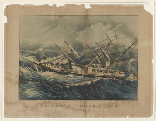 Ein Clipper-Schiff in stürmischer See während eines Sturms, eingerahmt von einem Rand, mit dunklen Wolken am Himmel und fettem Text unten.