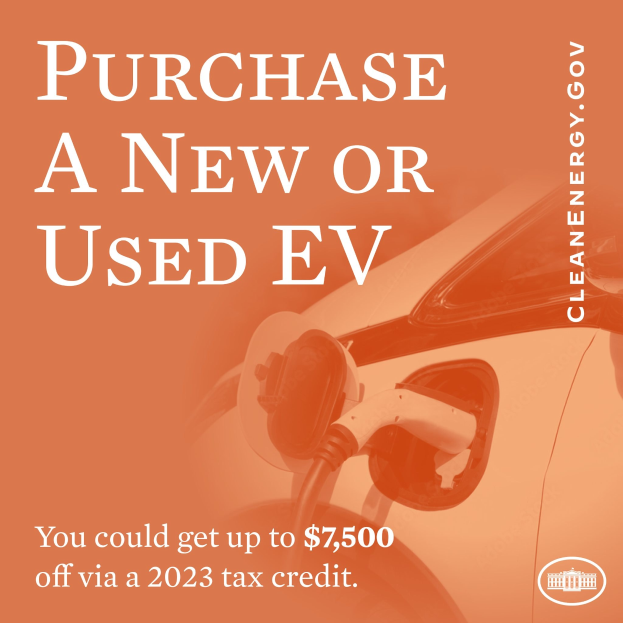 Plakatwerbung bis zu 7.500 US-Dollar Rabatt auf neue oder gebrauchte Elektrofahrzeuge durch einen 2023-Steuerbonus, mit einem Bild eines Autos.