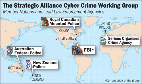 Plakat mit farbcodierter Karte der Strategic Alliance Cyber Crime Working Group mit Logos der beteiligten Organisationen, die in einem Kreis um die Karte angeordnet sind.