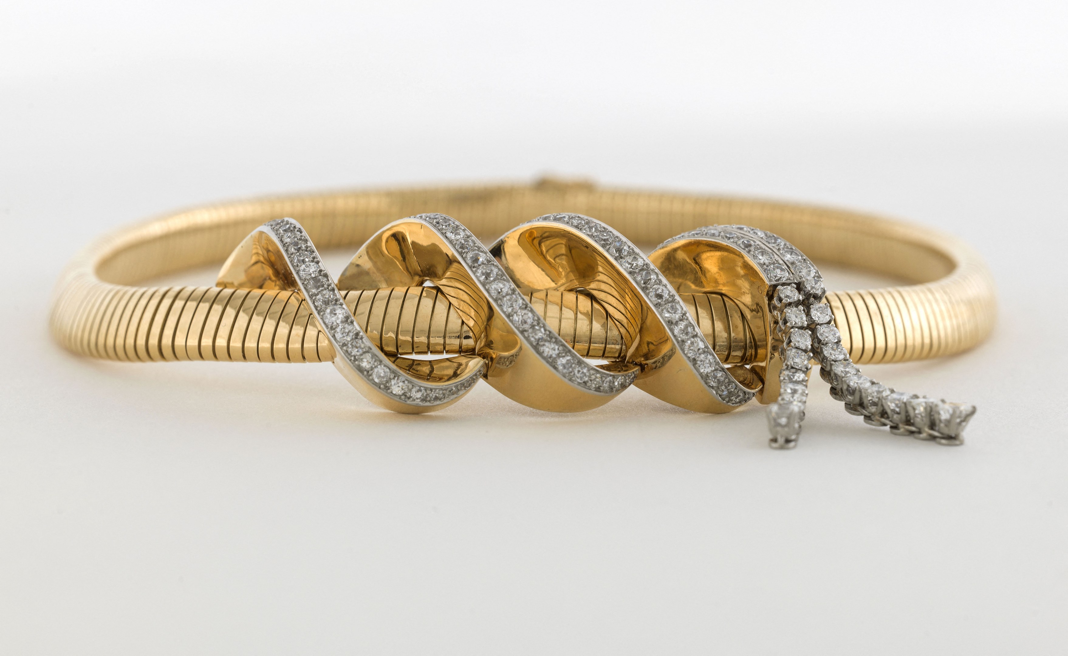 Ein 18k gelber Gold-Diamant-Ring mit einer verdrehten 18k gelber Gold-Diamant-Armband