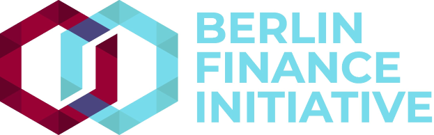 Logo der Berlin Finance Initiative mit einem blauen Kreis mit weißer Umrandung und einem weißen "B" in der Mitte, umgeben von einem weißen Ring mit blau-weißem Karomuster, und dem Text "Berlin Finance Initiative" in fetter schwarzer Schrift auf einem weißen Hintergrund.