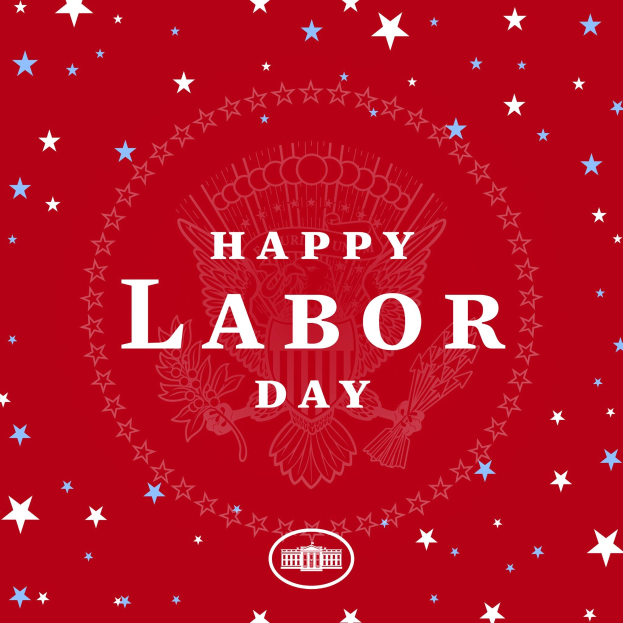 Plakat mit "Happy Labor Day" in fetten weißen Buchstaben auf einem hellroten Hintergrund, umgeben von farbigen Sternen verschiedener Größen.