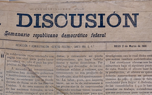 Gelblicher Zeitungsausschnitt mit schwarzer Tinte, Überschrift "Semanario Repúblicano Democrático Federal", das Wort "Diskussion" leicht zerknittert mit Zeichen häufiger Benutzung.