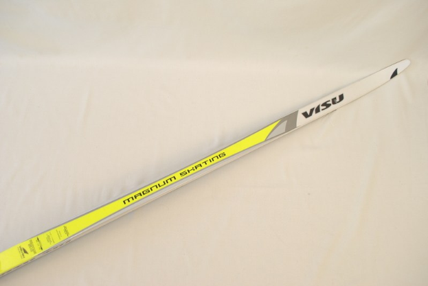 Nahaufnahme eines Ski-Paares mit Text darauf auf einem weißen Tuch