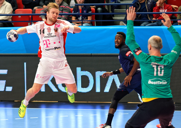 Eine Gruppe von Männern, die Handball auf einem Court während des Futsal-Weltmeisterschaftsspiels 2019 zwischen Bayern München und Paris Saint-Germain spielen, mit Zuschauern im Hintergrund.