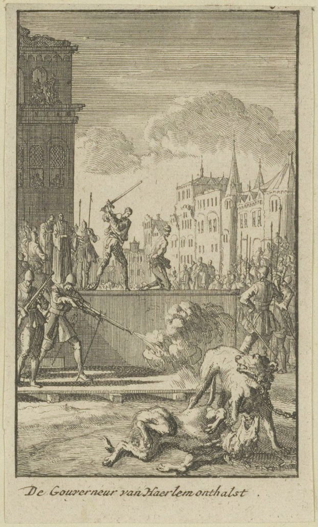 Eine Zeichnung, die einen Mann zeigt, der von einem Hund angegriffen wird, während eine Menge mit Waffen zusieht, vor einem Gebäude und einem Himmel, mit Text unten.