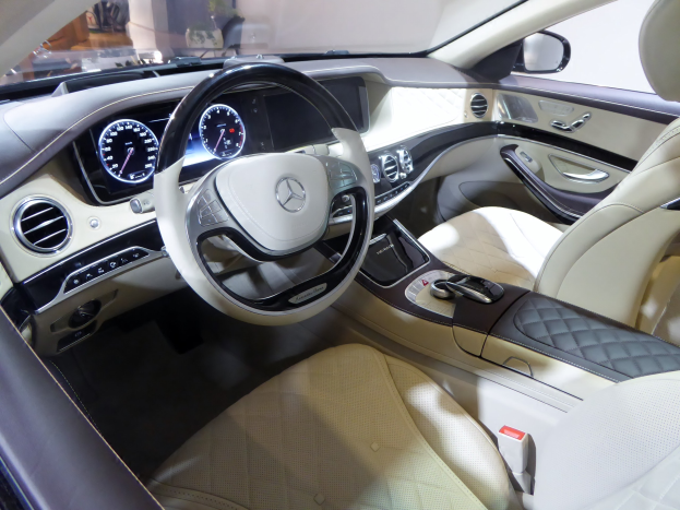 Innenraum eines Mercedes S-Klasse Limousinen auf der Internationalen Automobil-Ausstellung in Frankfurt, mit einem luxuriösen Lenkrad, bequemen Sitzen, einem eleganten Armaturenbrett mit verschiedenen Knöpfen und einem großen Touchscreen-Display.