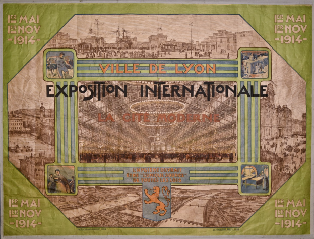 Ein Vintage-Plakat an einer Gebäudewand, das eine farbenfrohe, detaillierte Stadtansicht mit lachenden Menschen, Gebäuden und dekorativem Text zeigt.
