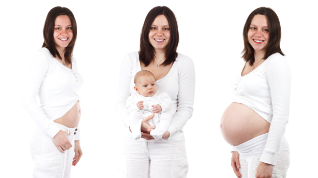 Drei schwangere Frauen, die strahlend stehen und lächeln, wobei eine ein Baby hält, vor einem hellen weißen Hintergrund.