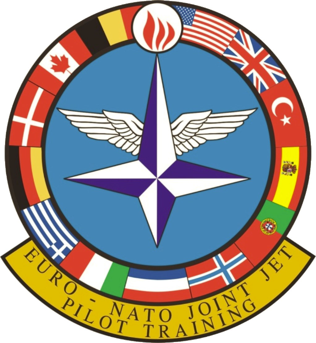 Logo der NATO Joint Jet Pilot Training mit einem blauen Kreis mit einem weißen Stern in der Mitte, umgeben von vier farbigen Flaggen und der weißen Aufschrift "NATO Joint Jet".