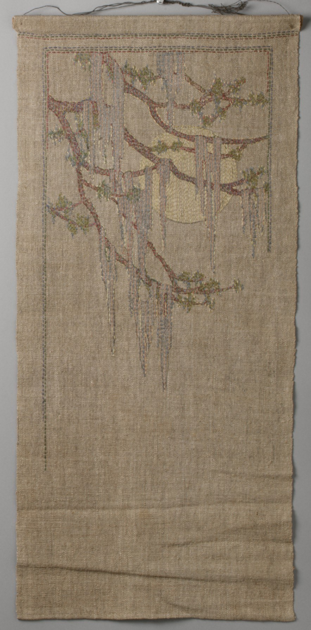 Ein Stoffteppich mit einem leuchtenden, detailreichen Baumdesign hängt an einer Wand.