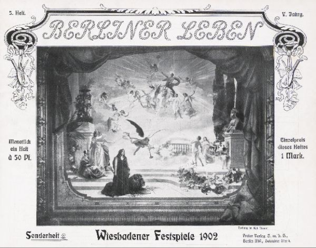 Schwarzes und weißes Foto einer Bühne von den Wiesbadener Festspielen 1902, das Darsteller in traditioneller deutscher Kleidung und ein Publikum im Hintergrund zeigt.
