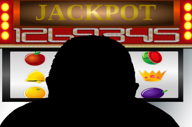 Ein Mann spielt an einem Slot-Automaten mit der Aufschrift "Jackpot", umgeben von einer Tafel mit Text und Obstbildern, was auf ein Online-Casinospiel hinweist.